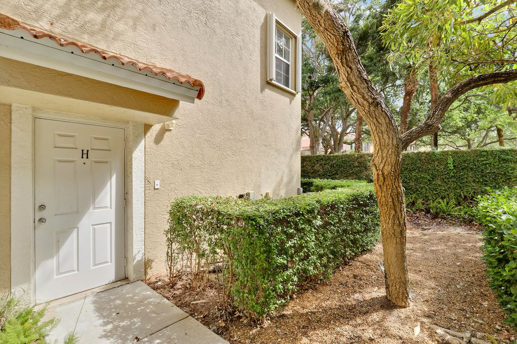 Photo of 104 Lighthouse Circle #H-2, Tequesta, FL 33469 (MLS # B26024849)