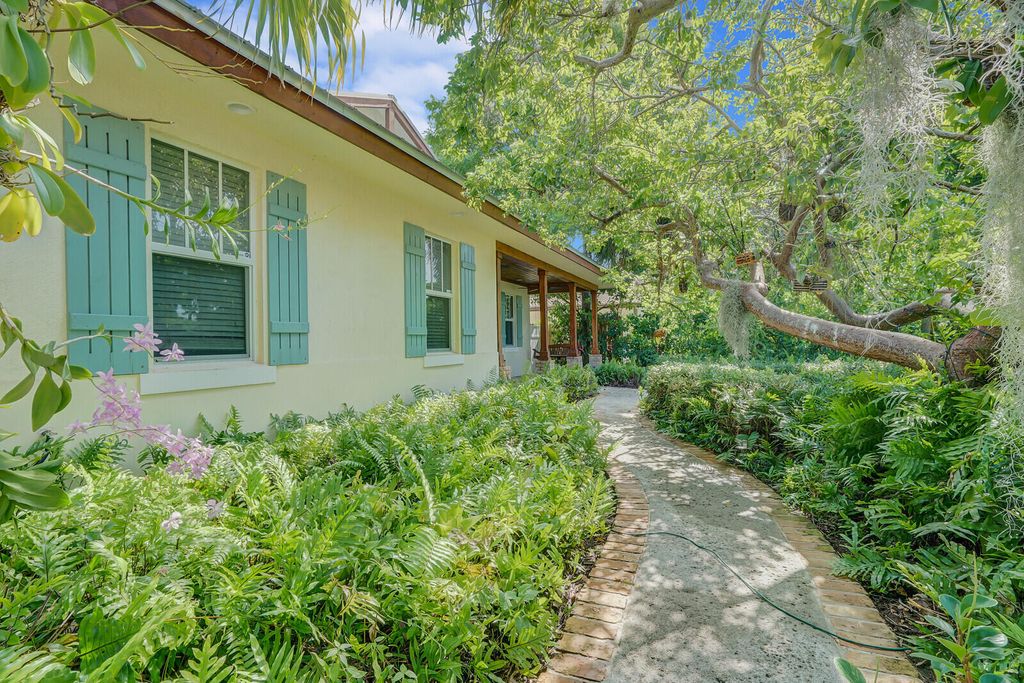 Photo of 715 SW 25th Place, Boynton Beach, FL 33435 (MLS # B26027128)