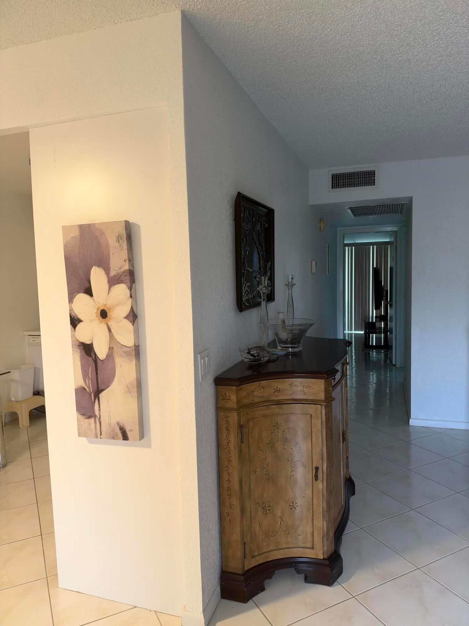4046 AINSLIE C