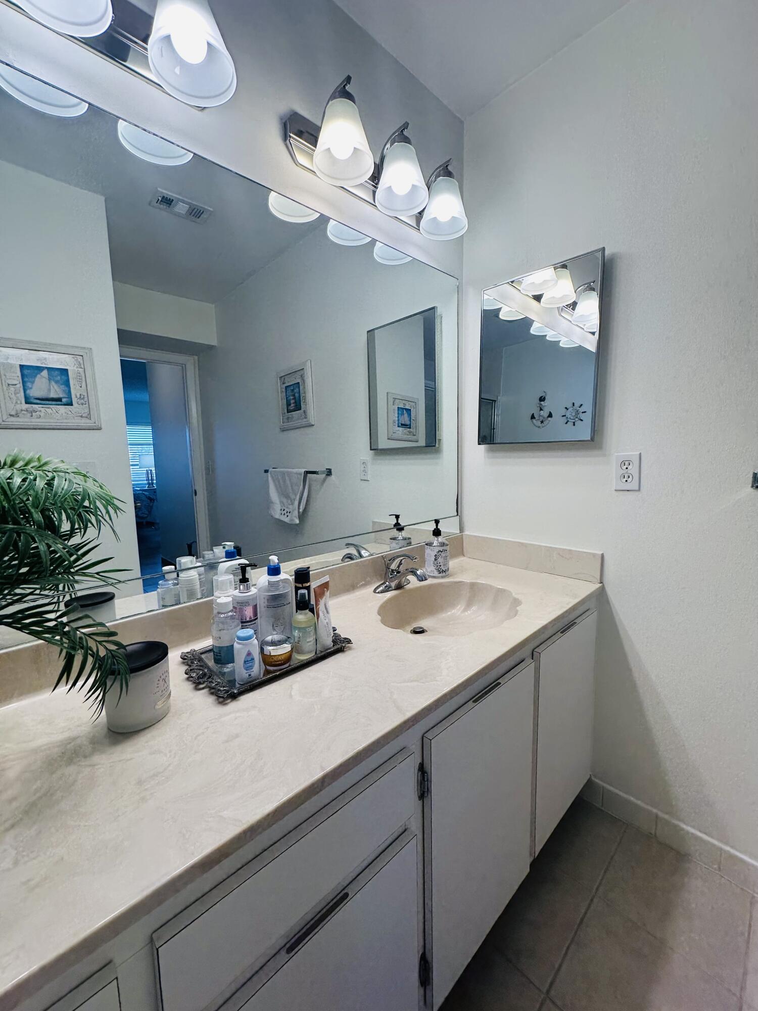 PALM GREENS AT VILLA DEL RAY CONDO II - Residential