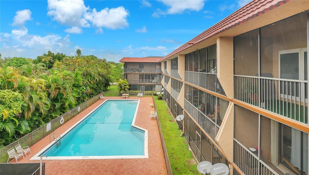 COUNTRY CLUB MANOR - Residential