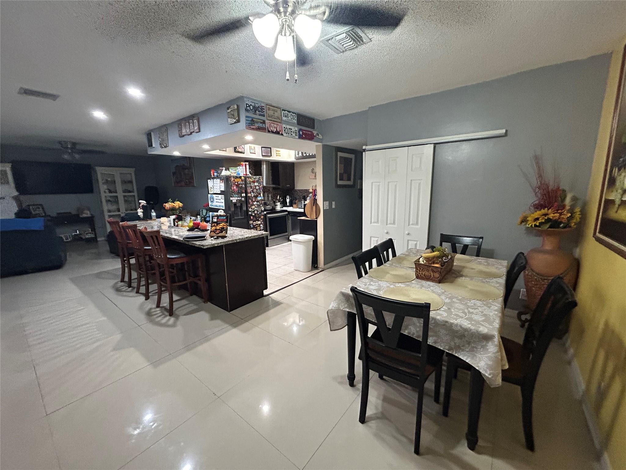 COUNTRY CLUB MANOR - Residential