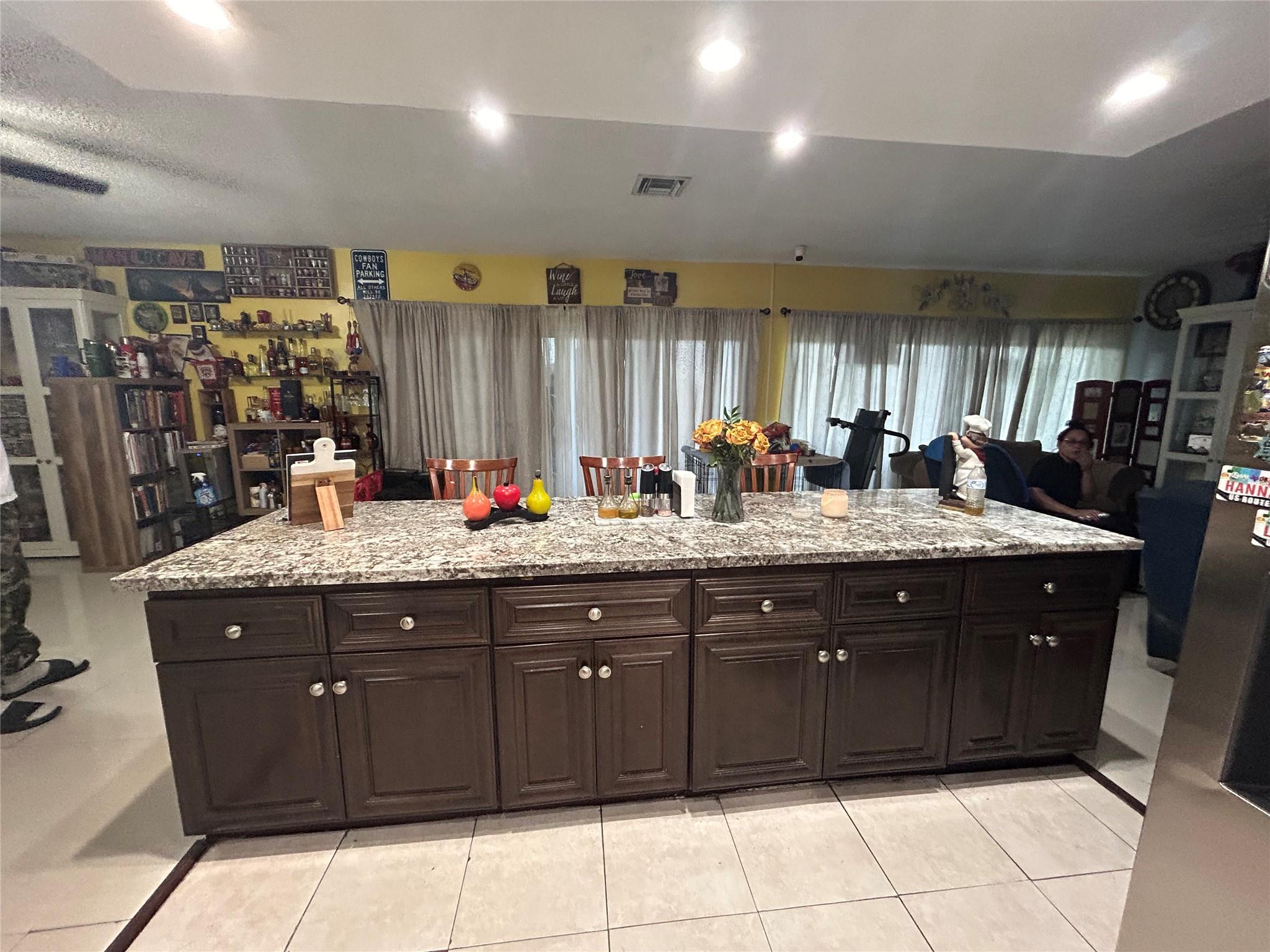 COUNTRY CLUB MANOR - Residential