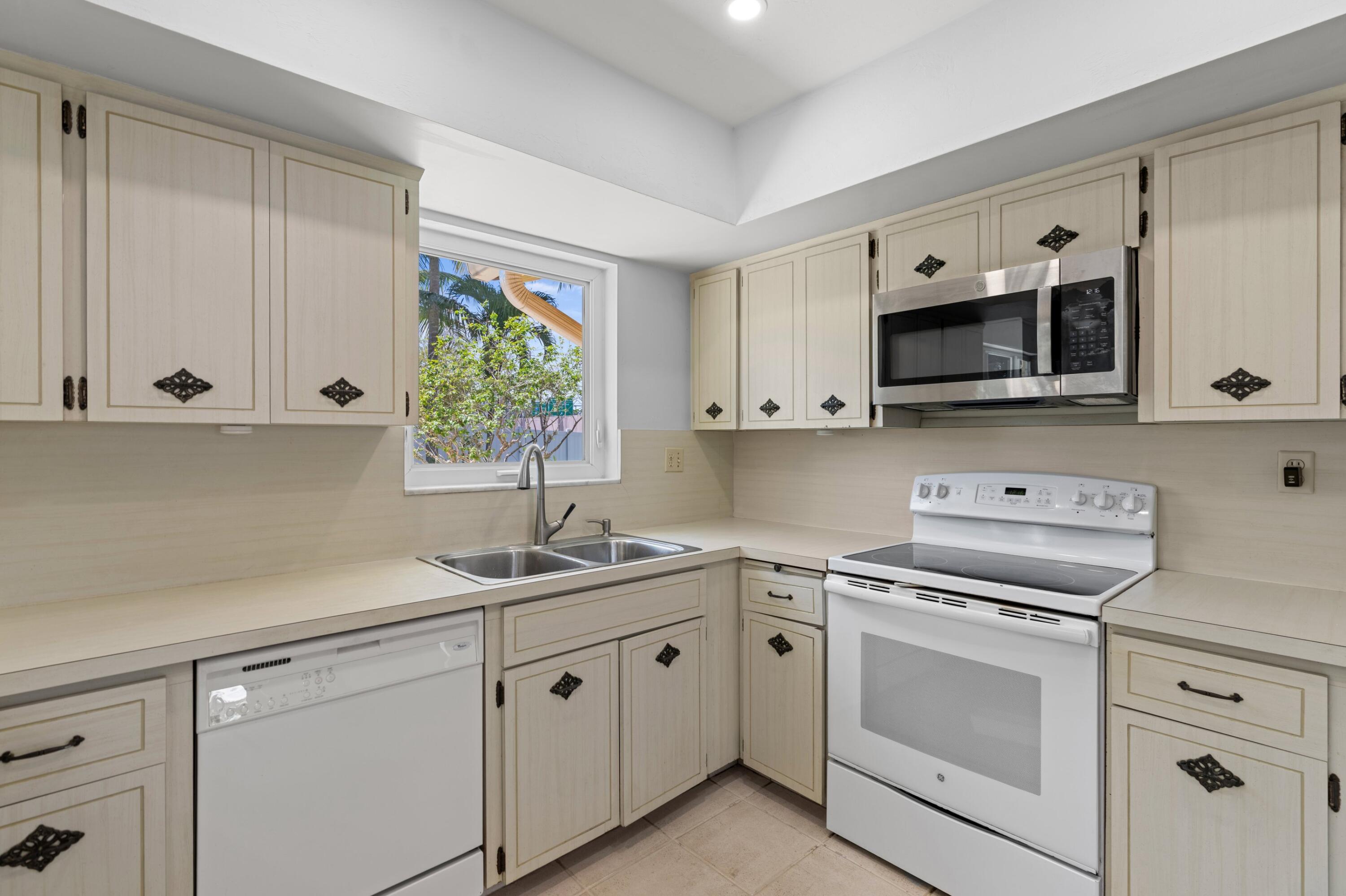 BOCA RATON SQUARE 16 - Residential