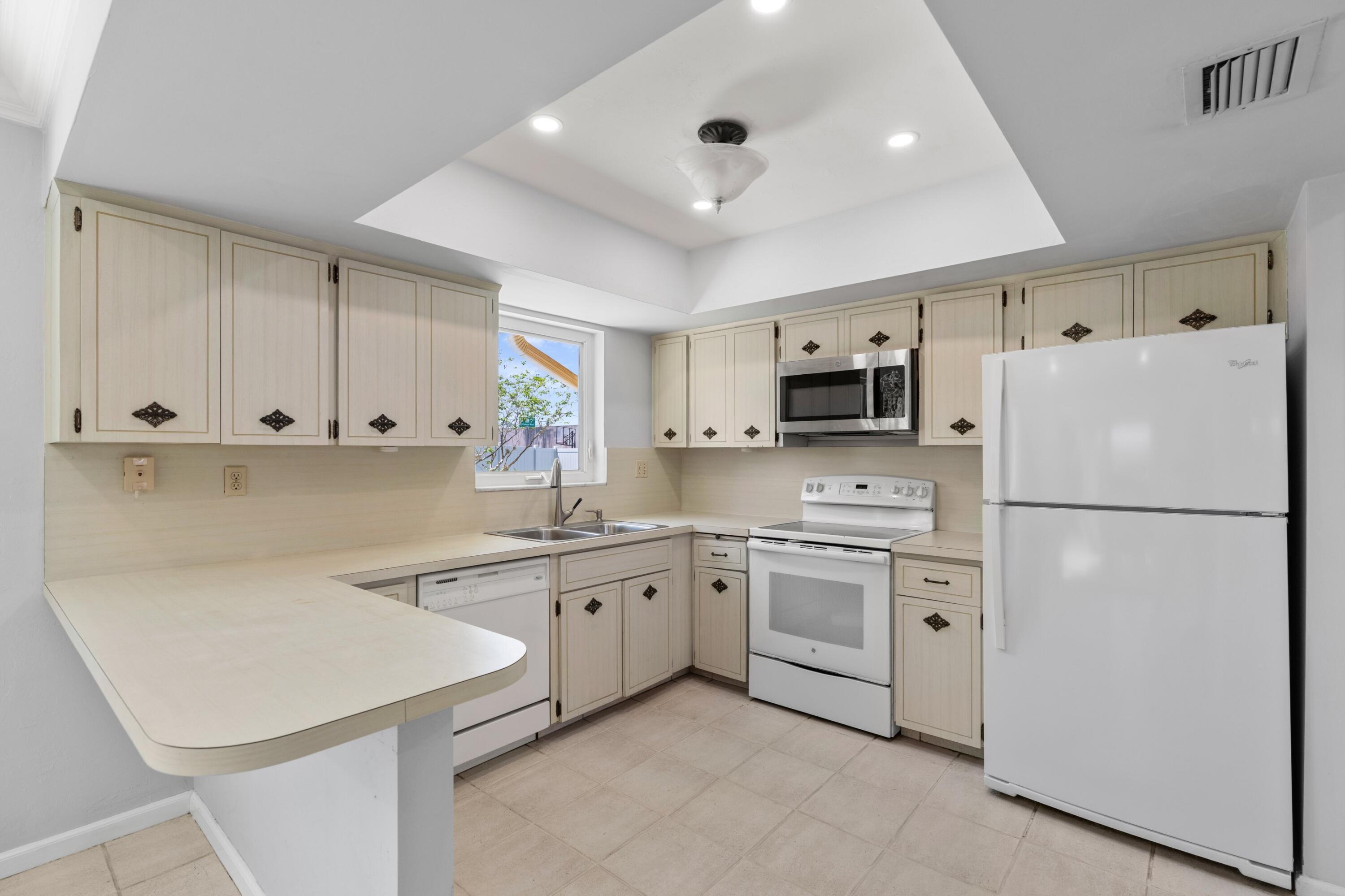 BOCA RATON SQUARE 16 - Residential