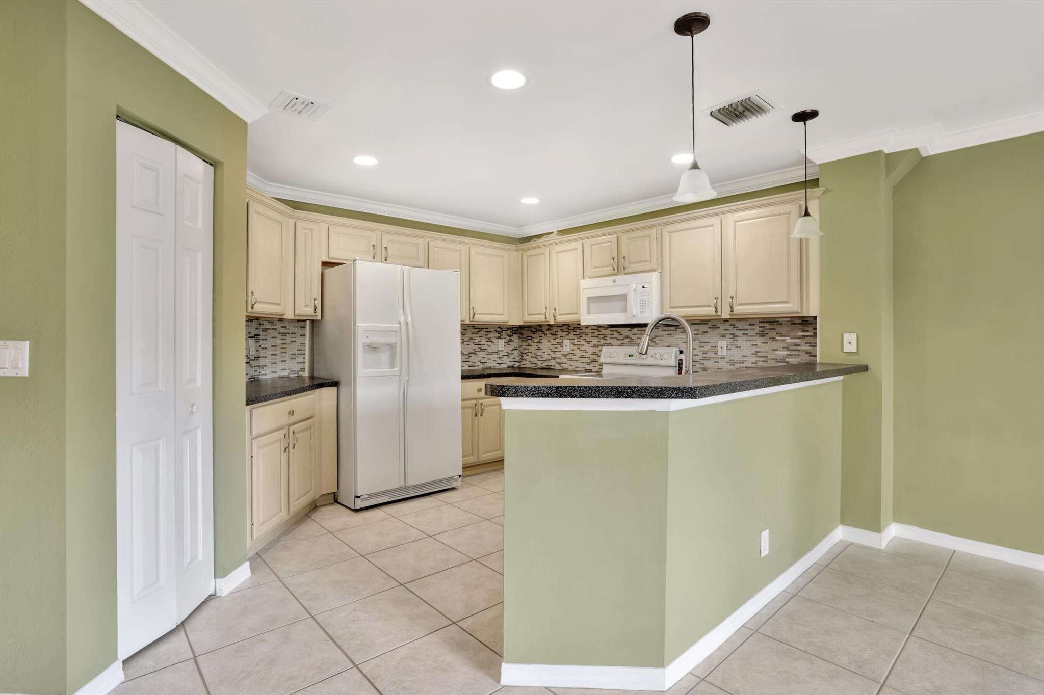 4066 Crescent Creek Street