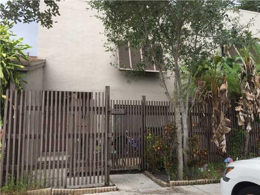 SPACIOUS 3BED, 2 1/2 BATH TOWNHOUSE WITH PATIO OVERLOOKING WATER VIEW!! ALSO ANOTHER PATIO IN FRONT, NEWER APPLIANCES, LARGE LIVING ROOM WITH FORMAL DINING AREA, EAT-IN KITCHEN OR SECOND FAMILY ROOM WITH A SNACK BAR, ALL FRESHLY PAINTED NEUTRAL COLOR, MASTER HAS WALK-IN CLOSET PLUS SECOND CLOSET, QUIET NEIGHBORHOOD, COMPLEX HAS TWO SWIMMING POOLS, FOUR TENNIS COURTS, EXERCISE ROOM, TWO TOT LOTS, CLOSE TO MEMORIAL HOSPITAL, CB SMITH PARK, SHOPPING MALLS, BUS STOP, HIGHWAYS, AND I75.