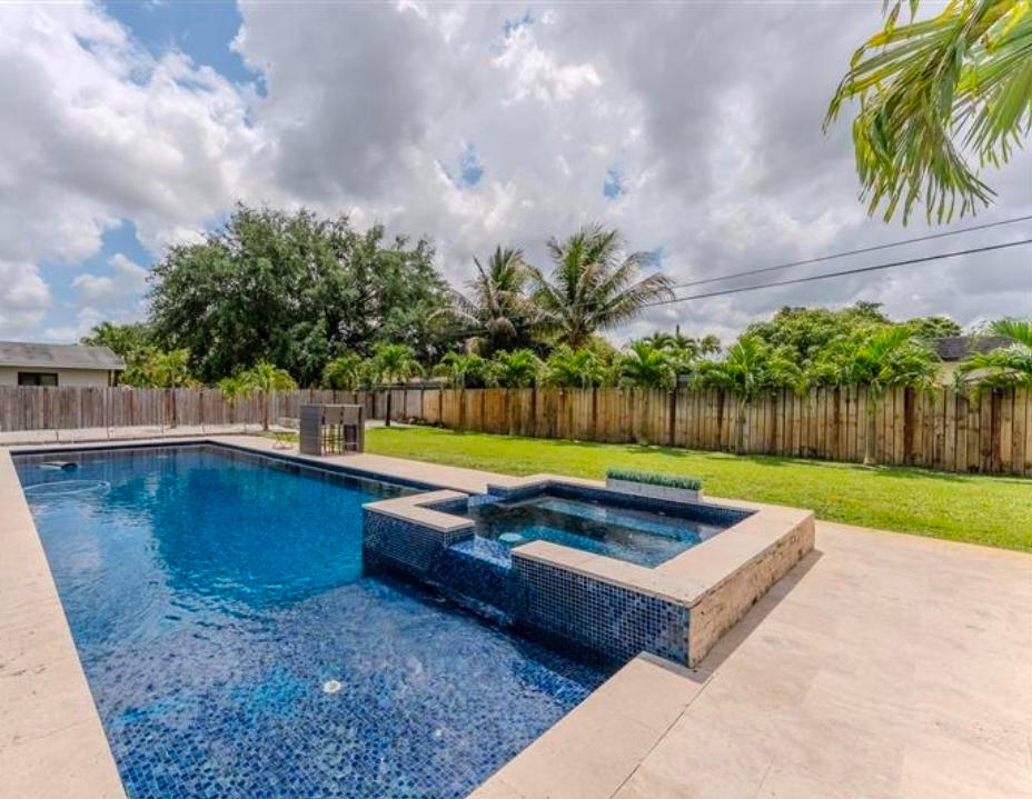 PLANTATIONS SECLUDED GARD - Residential