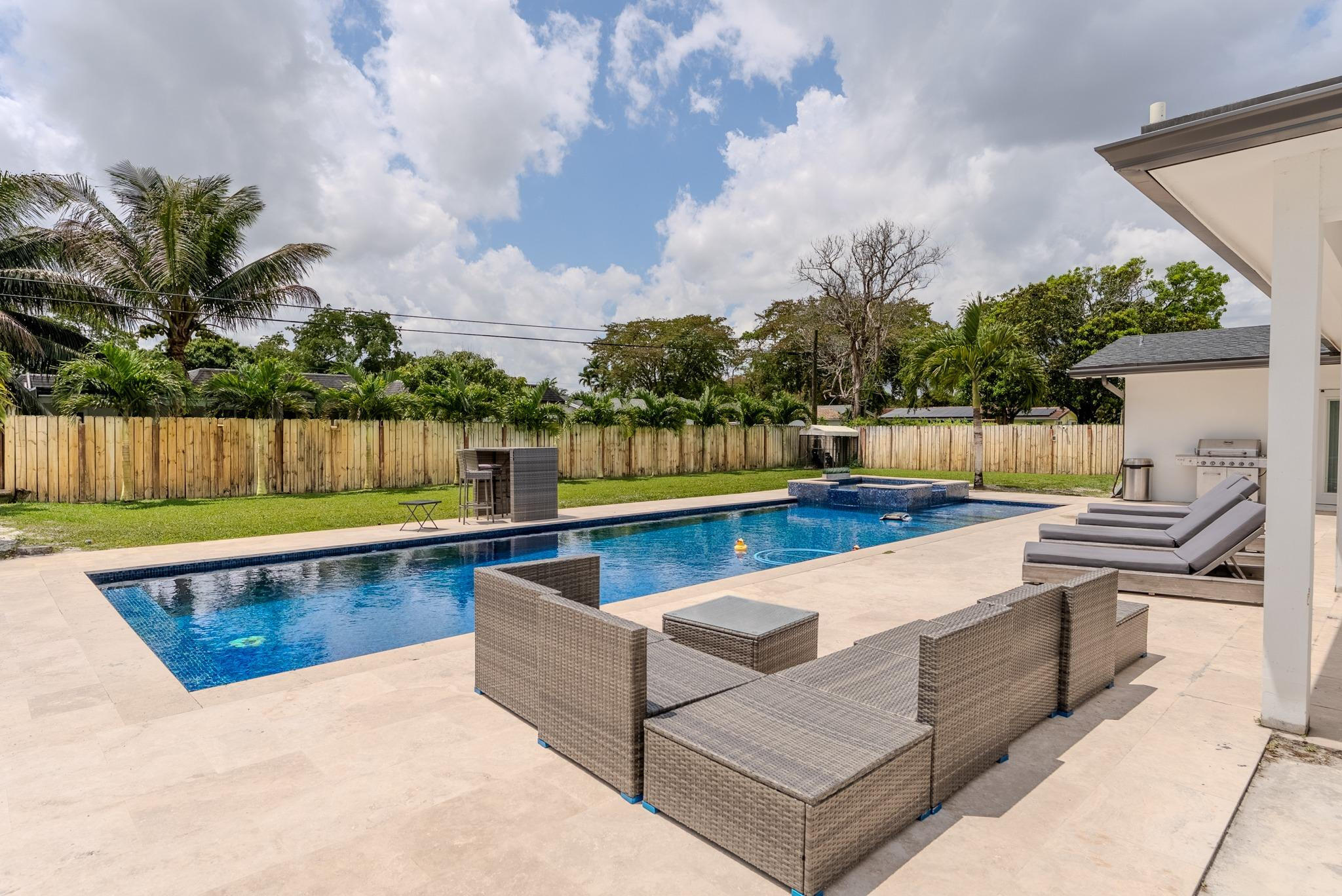 PLANTATIONS SECLUDED GARD - Residential