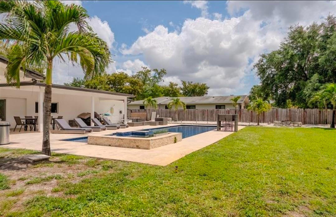 PLANTATIONS SECLUDED GARD - Residential