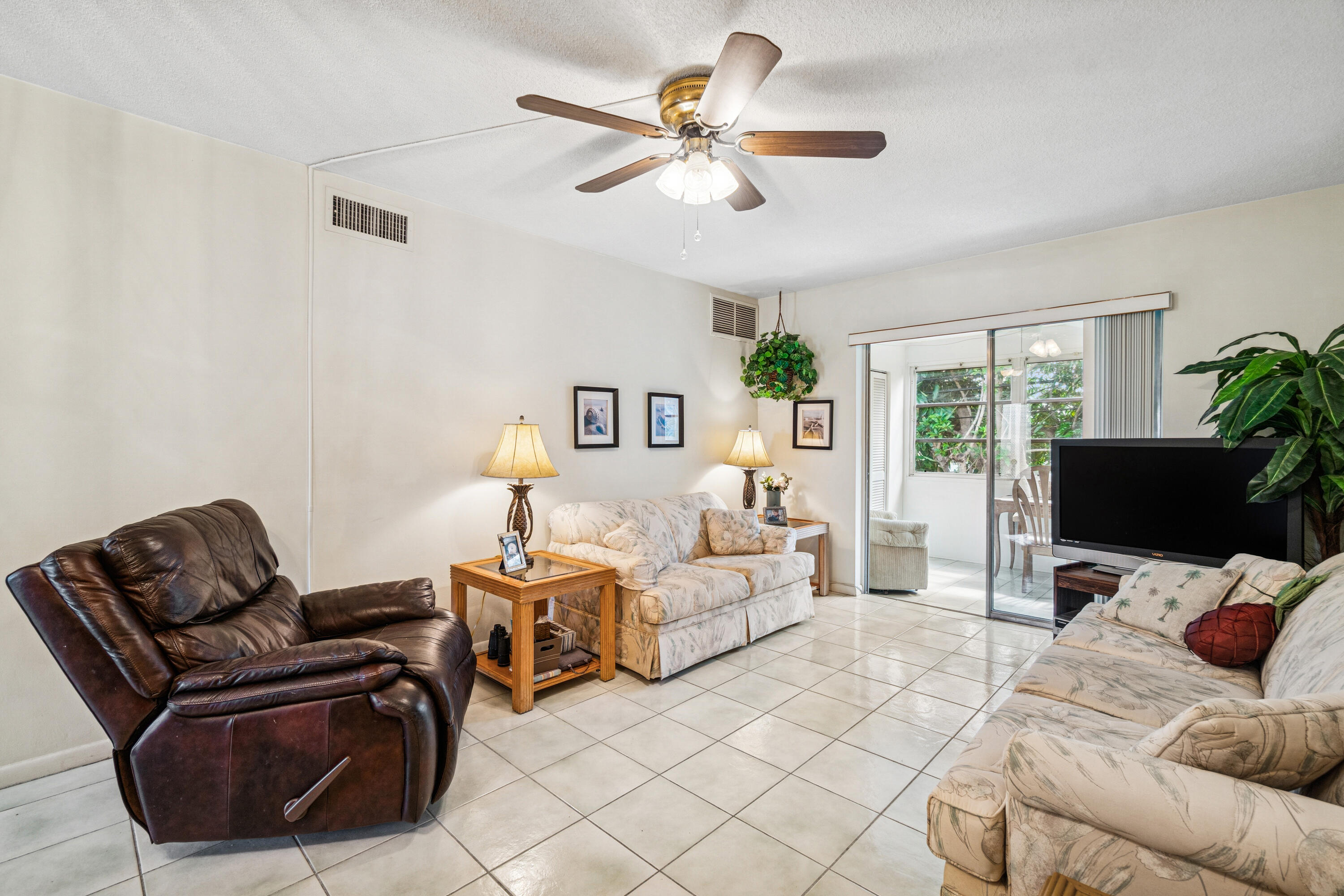 VILLAGE ROYALE CONDO 5 - Residential