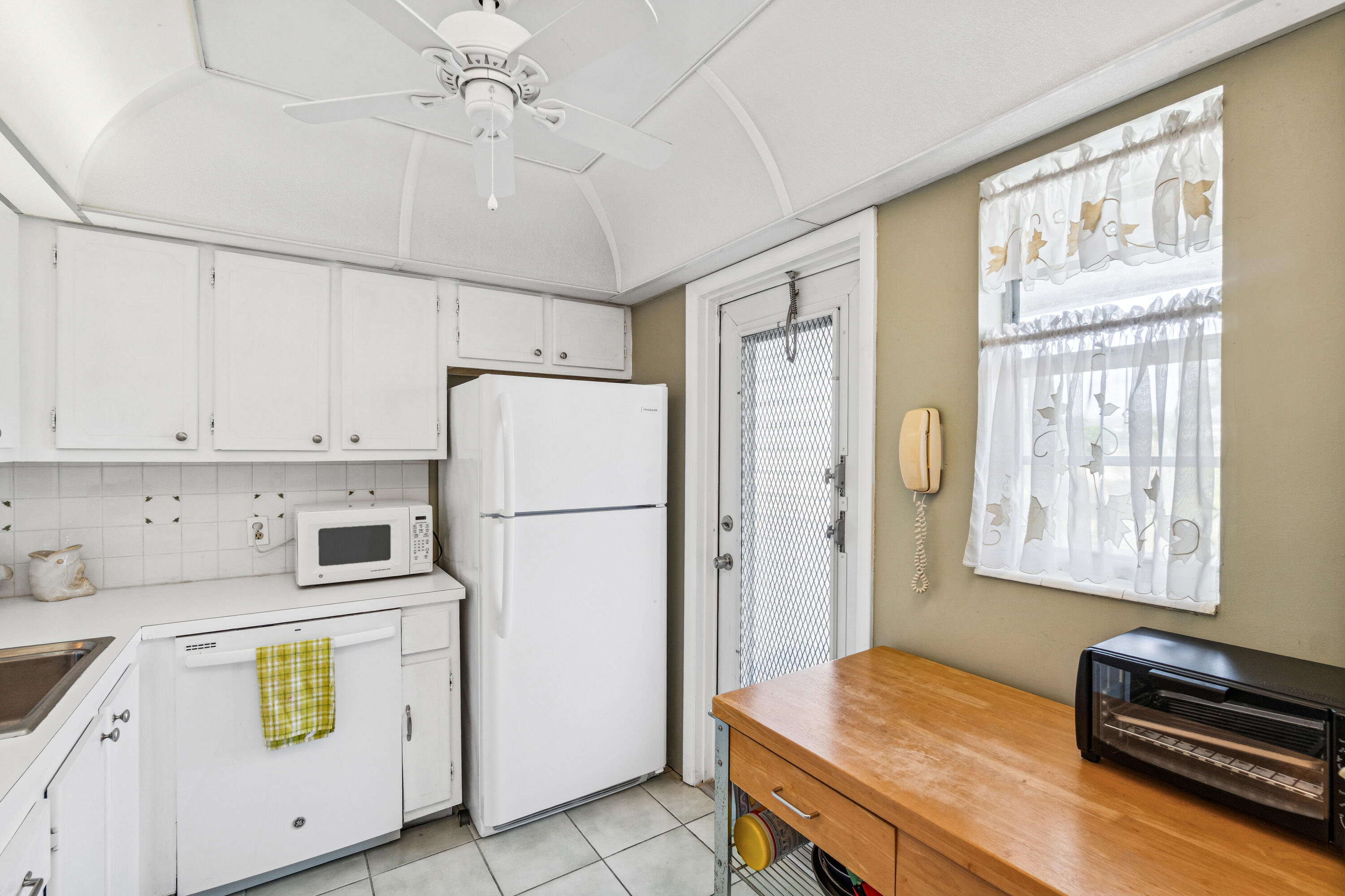 VILLAGE ROYALE CONDO 5 - Residential