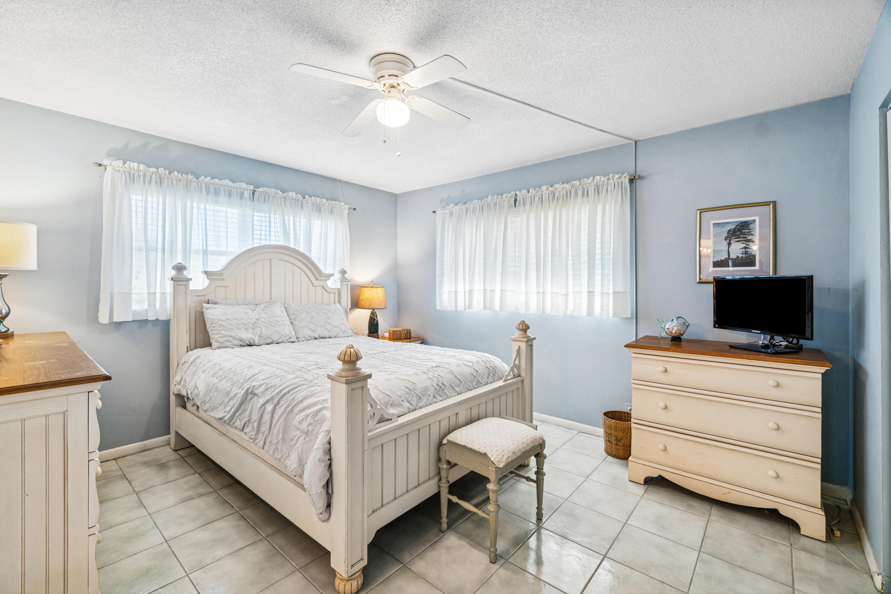 VILLAGE ROYALE CONDO 5 - Residential