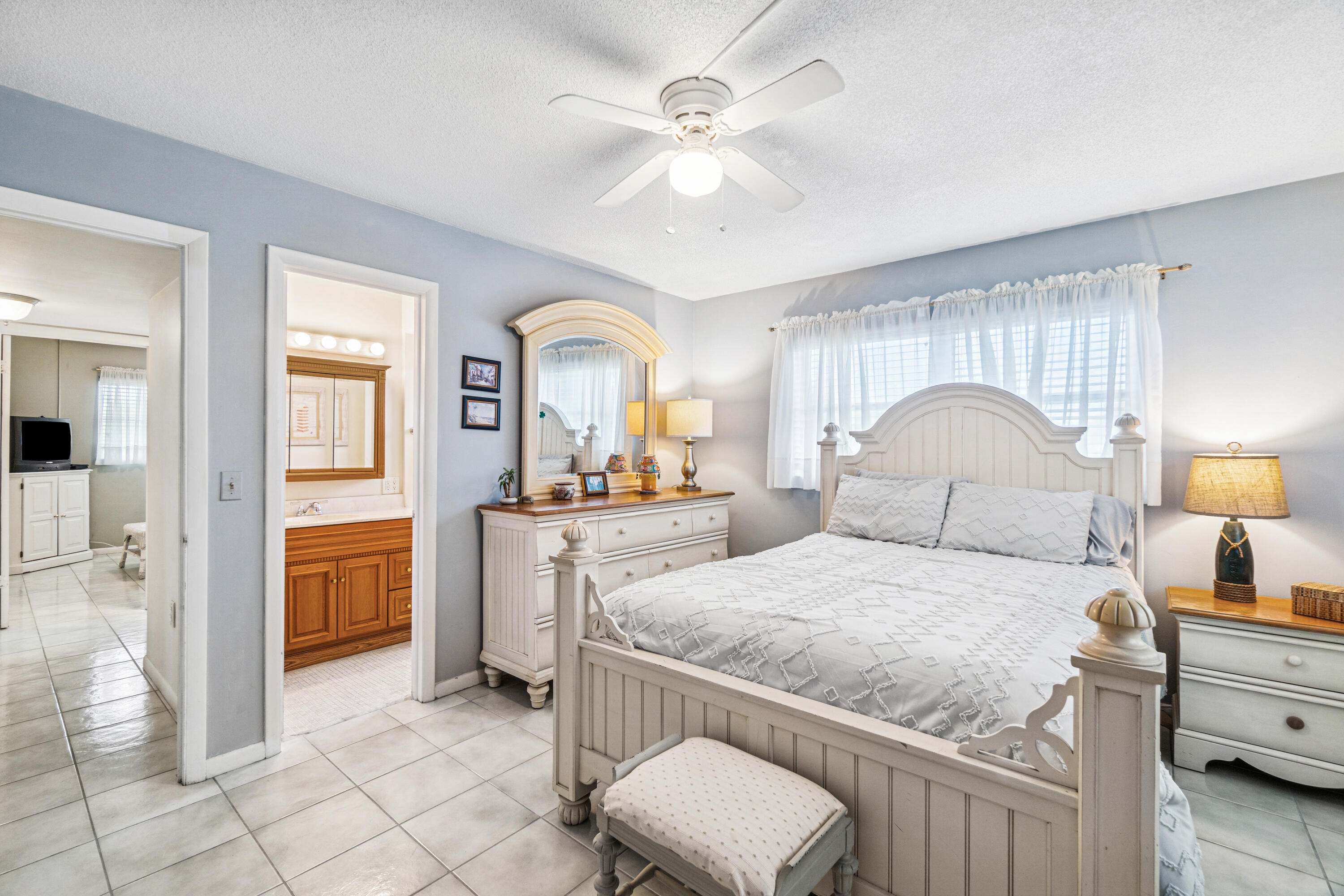 VILLAGE ROYALE CONDO 5 - Residential