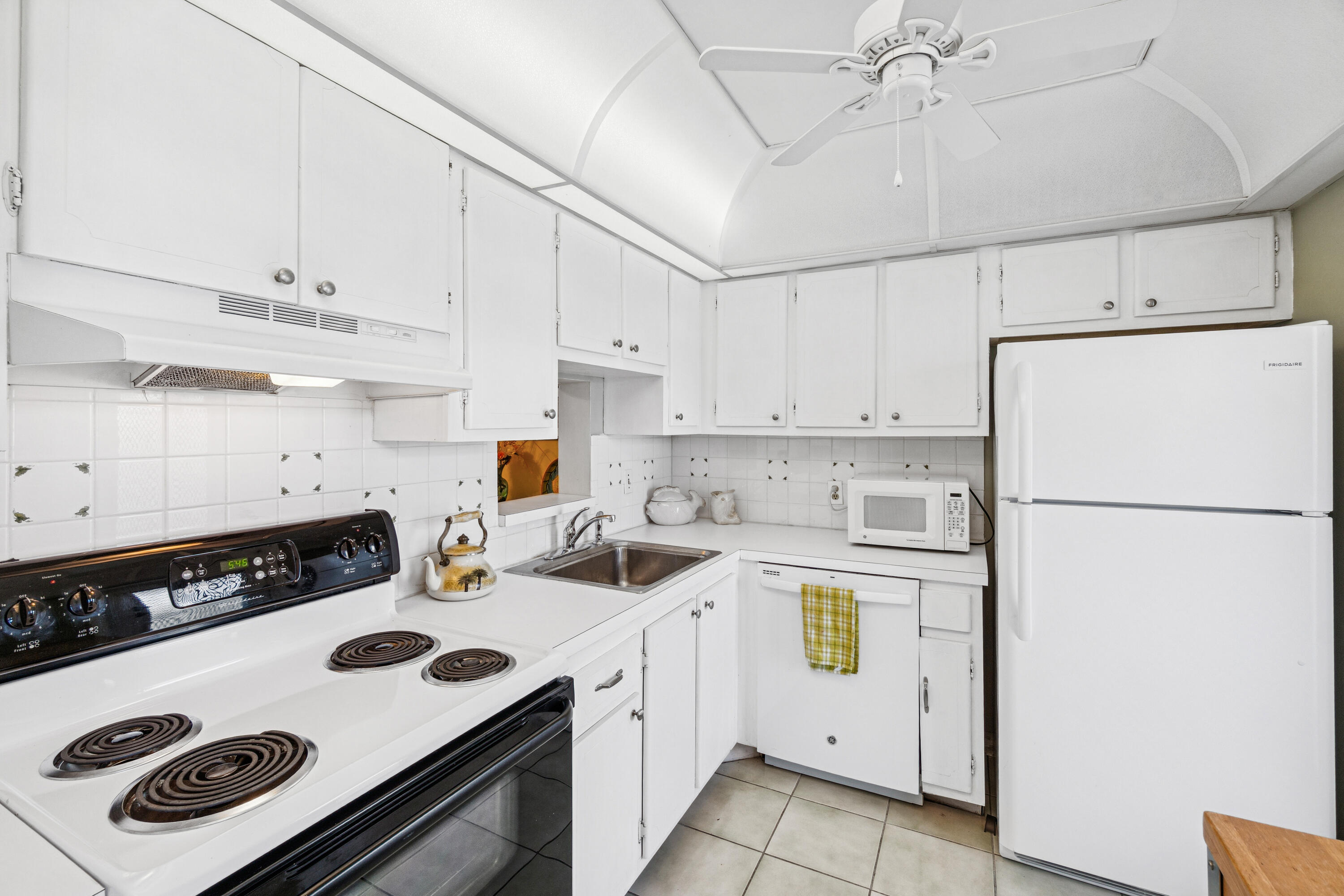 VILLAGE ROYALE CONDO 5 - Residential