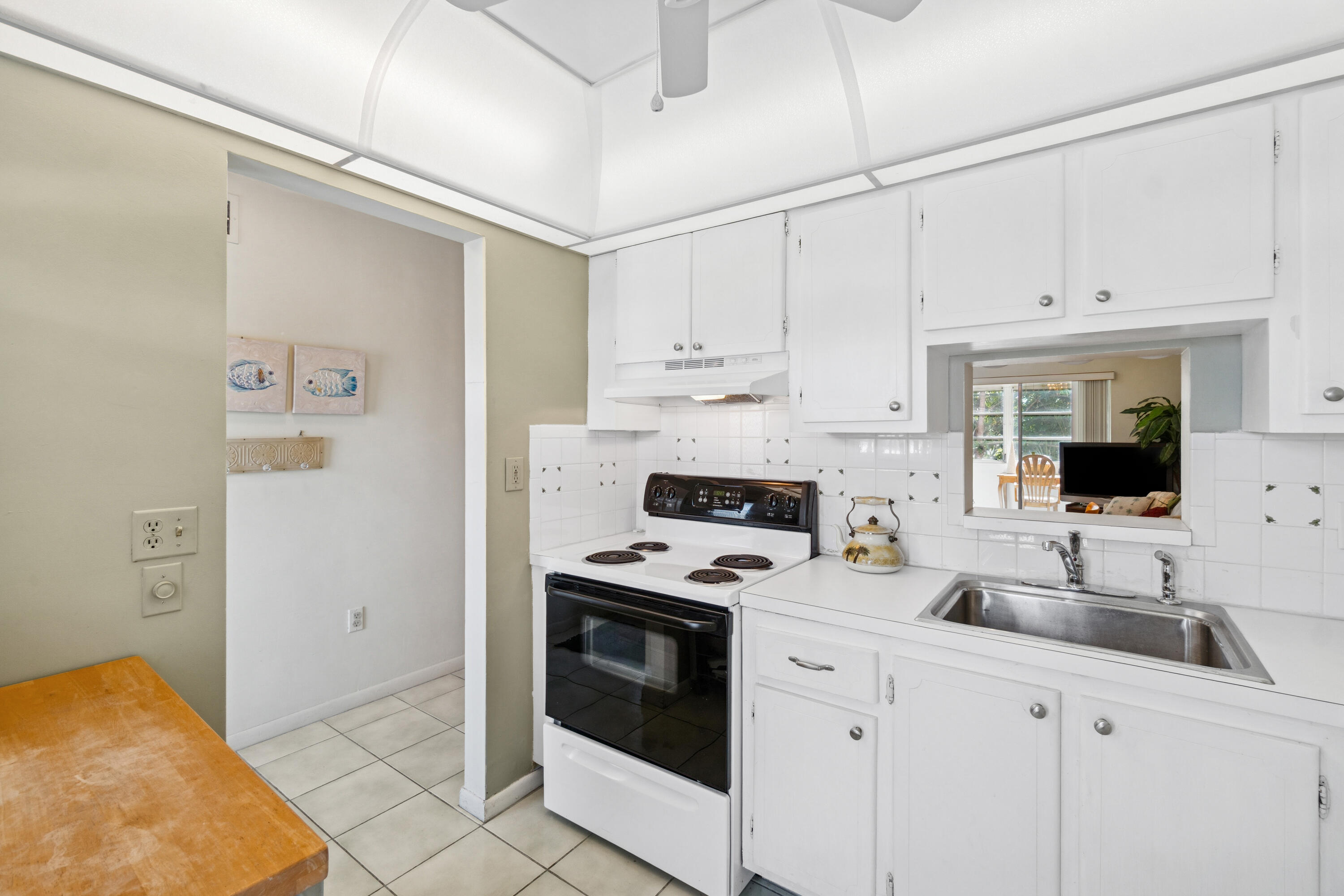 VILLAGE ROYALE CONDO 5 - Residential