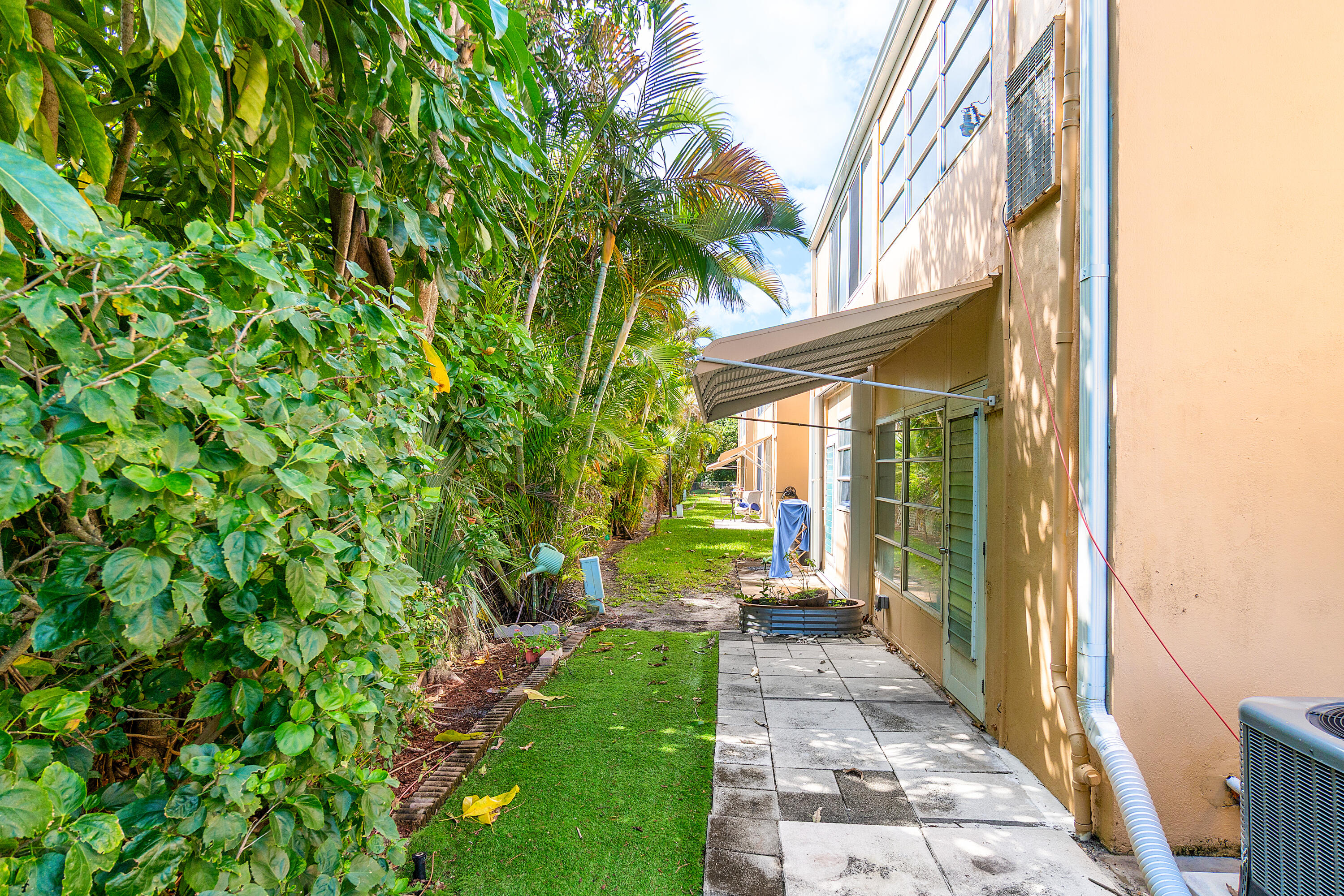 VILLAGE ROYALE CONDO 5 - Residential