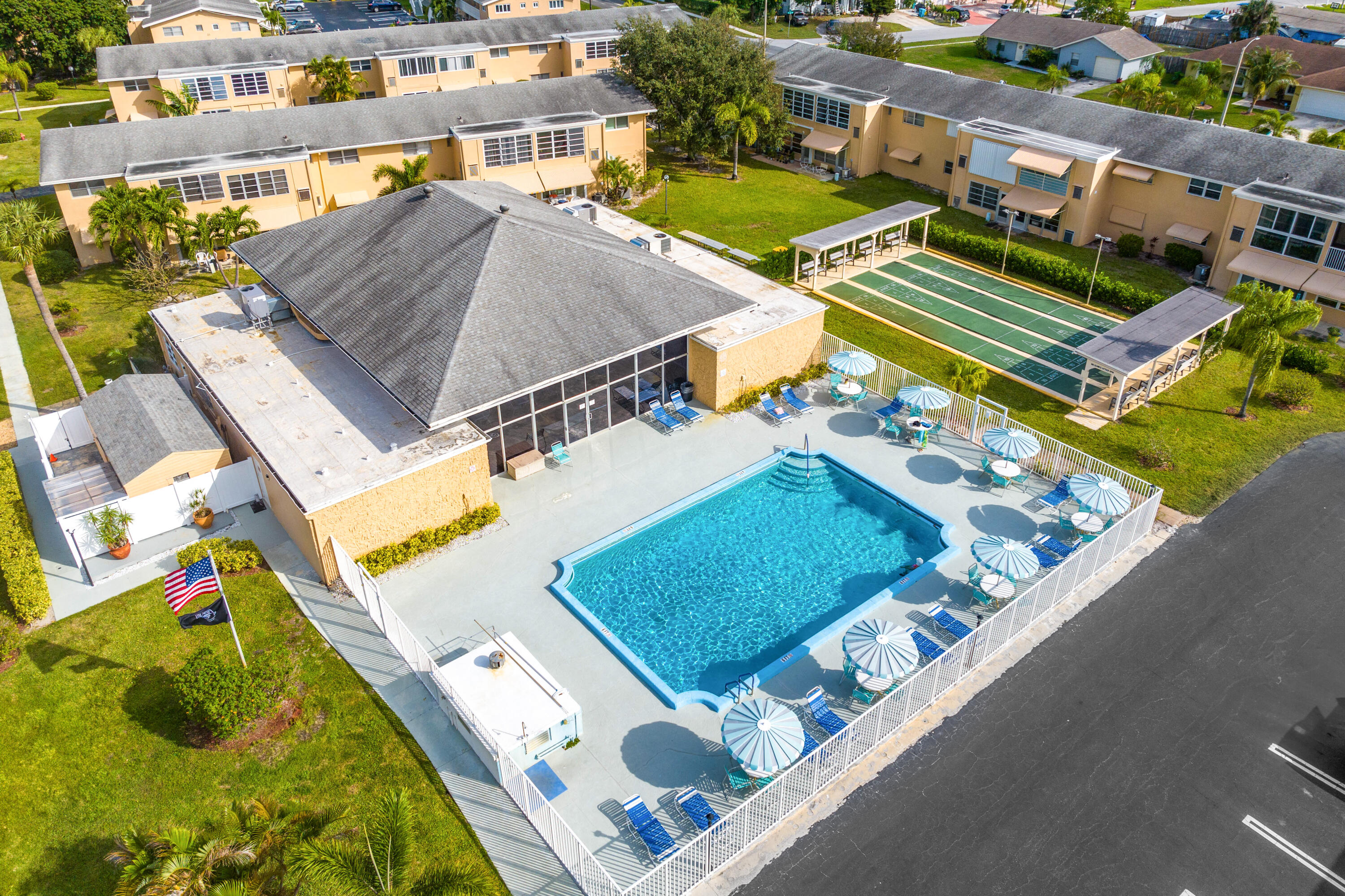 VILLAGE ROYALE CONDO 5 - Residential