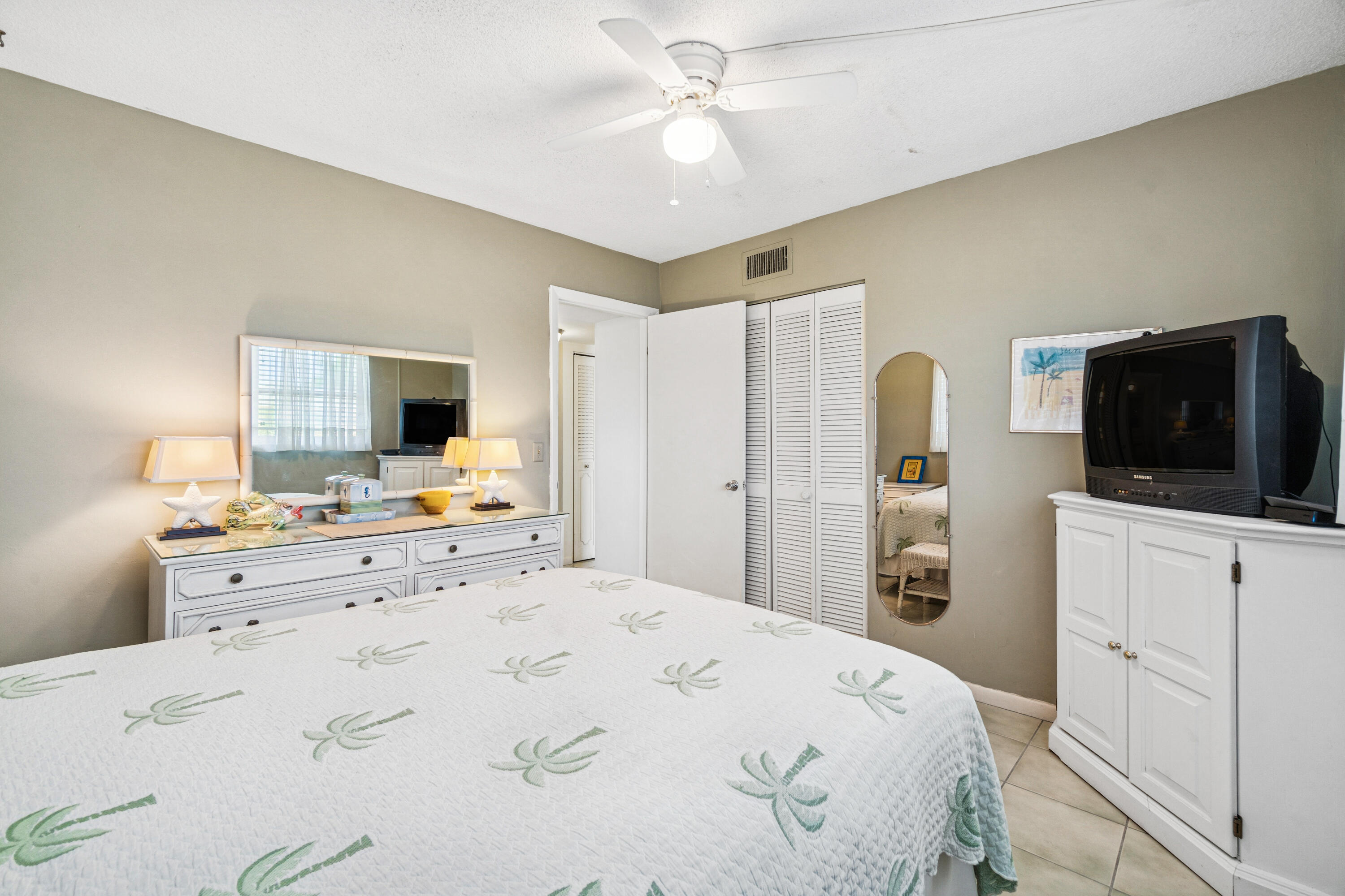 VILLAGE ROYALE CONDO 5 - Residential