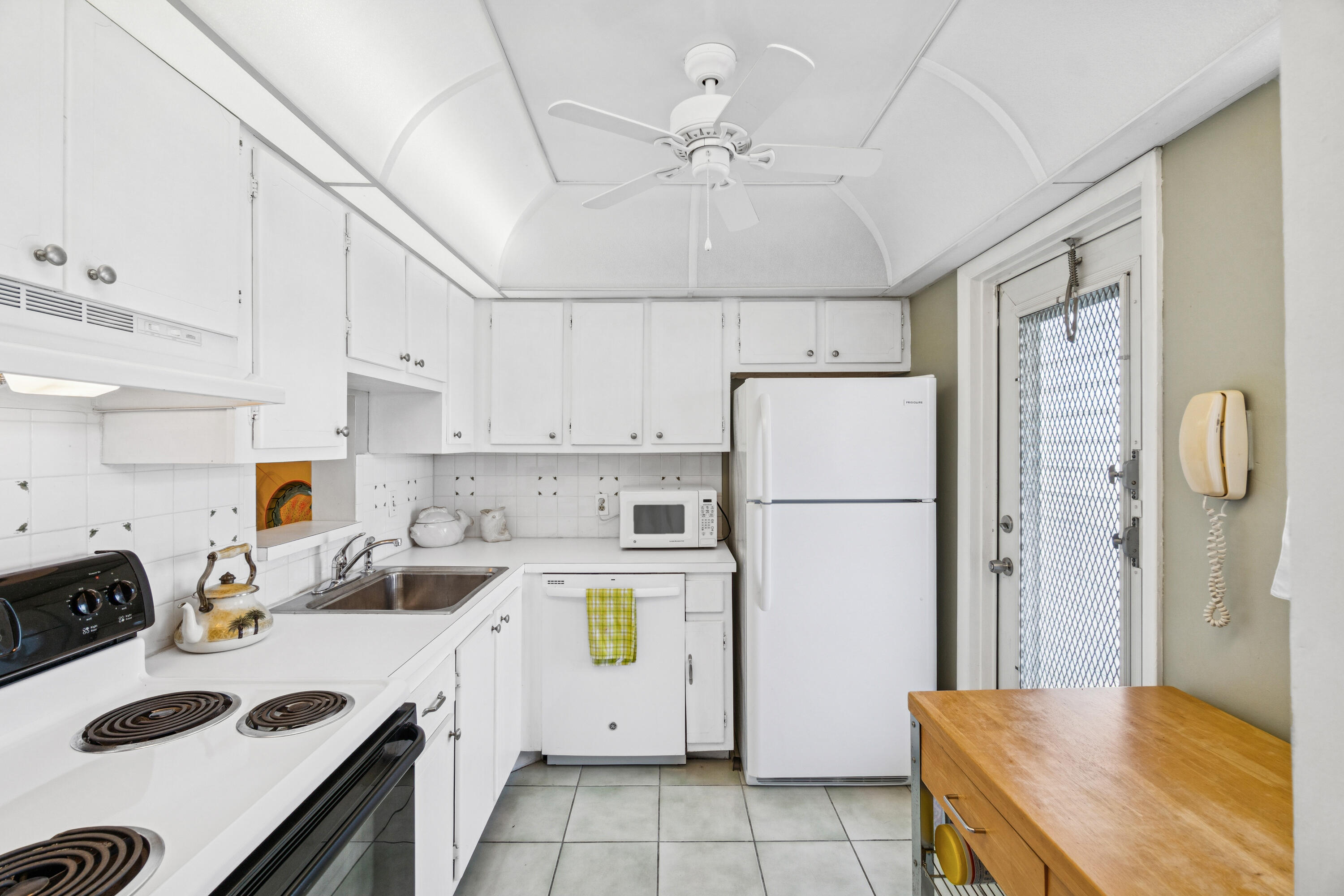 VILLAGE ROYALE CONDO 5 - Residential