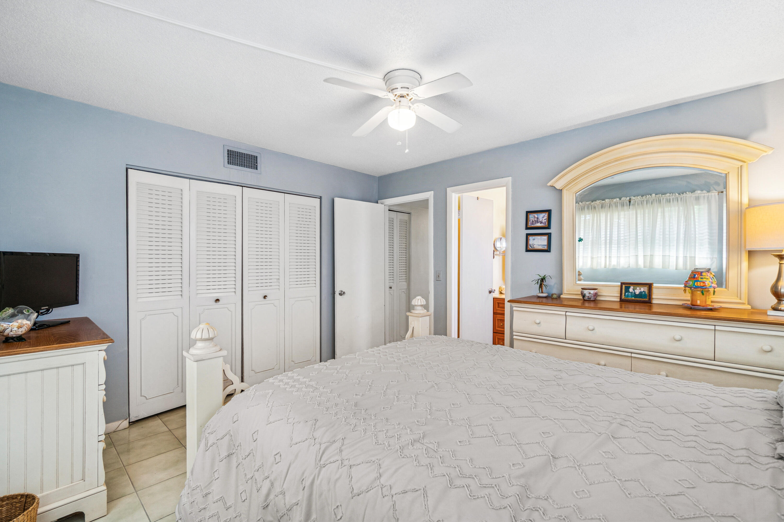 VILLAGE ROYALE CONDO 5 - Residential