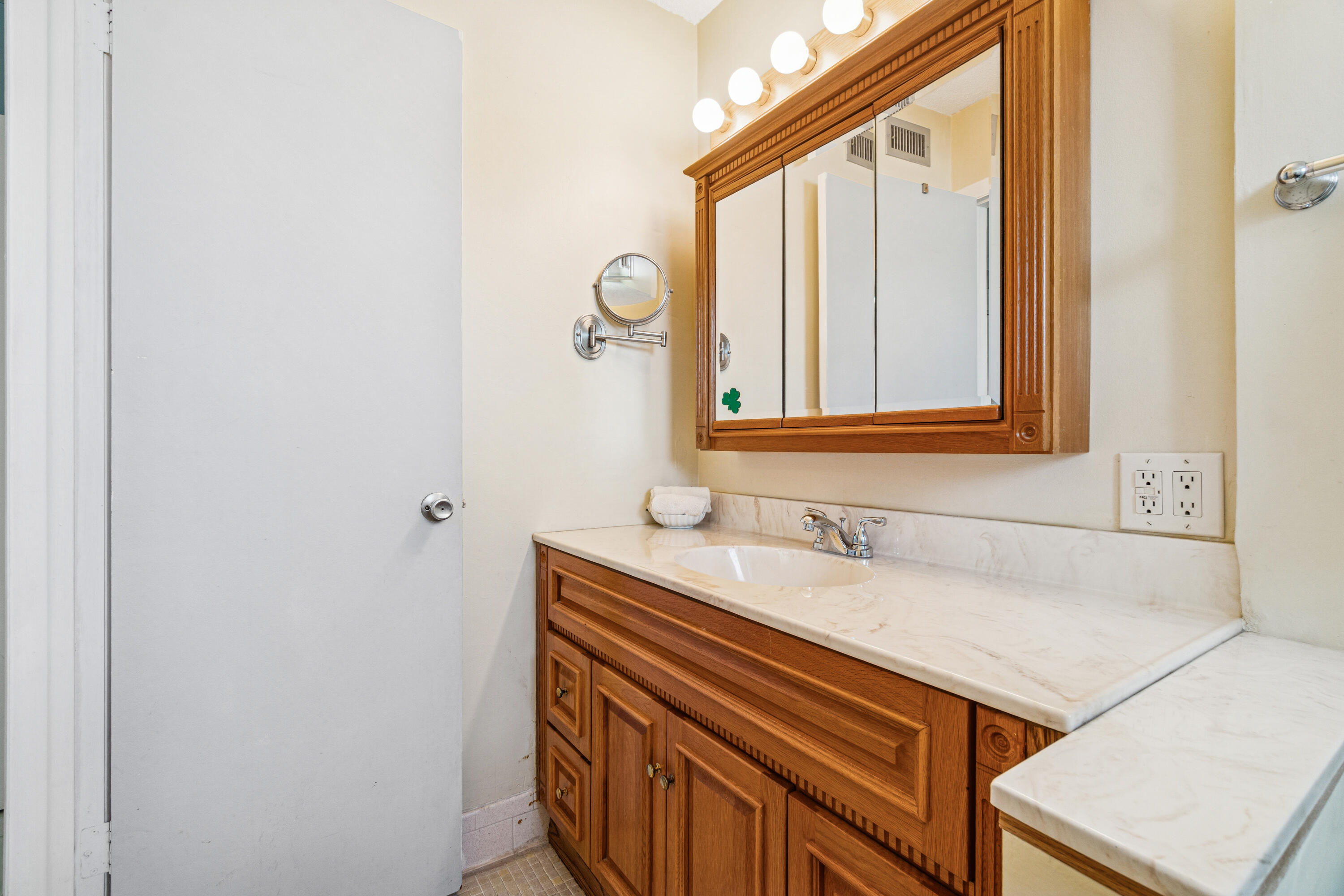 VILLAGE ROYALE CONDO 5 - Residential