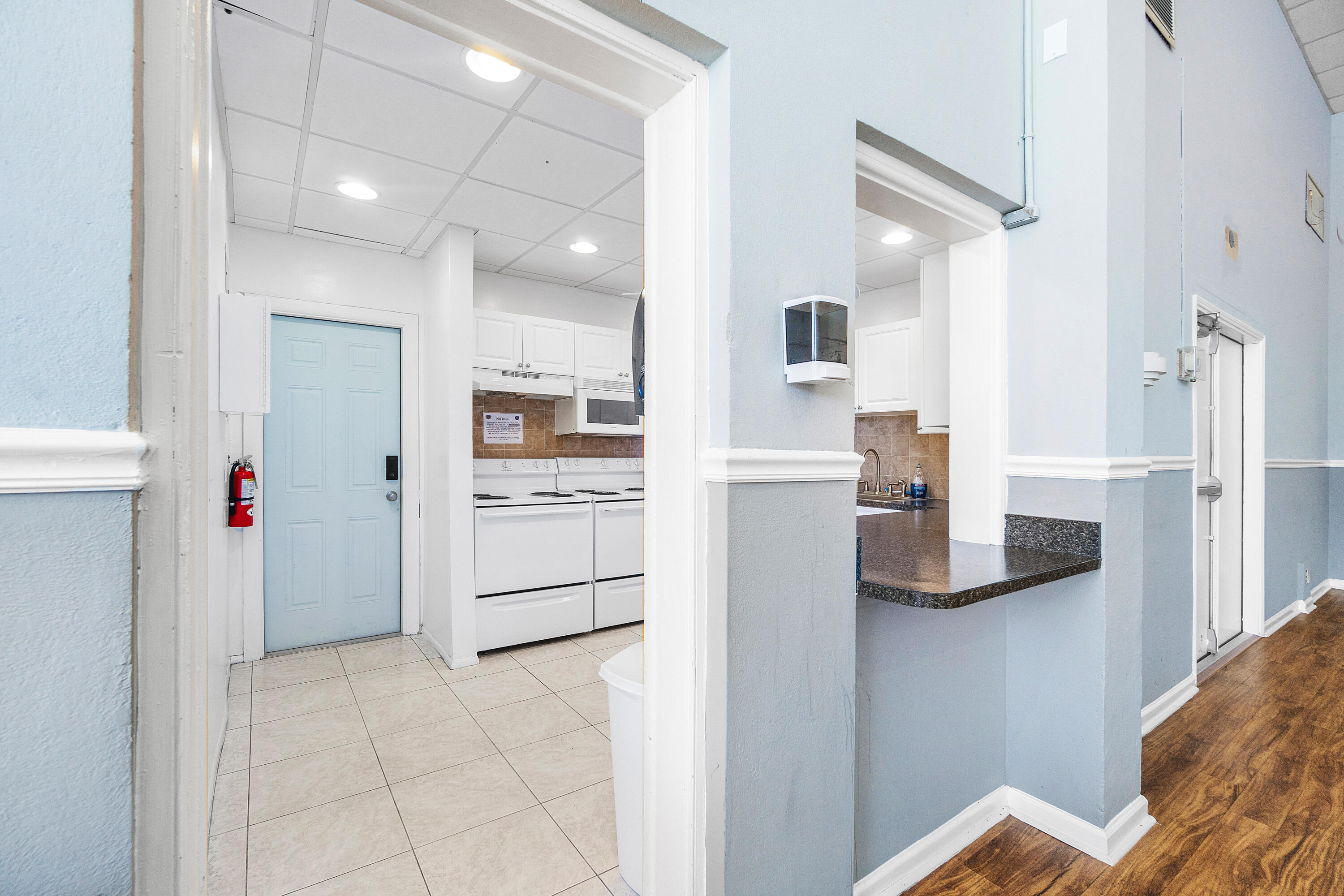 VILLAGE ROYALE CONDO 5 - Residential