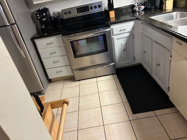 Beautiful views from this 2 bedrom, 2 bath condo Shutters on the balcony. New tankless water heater, stainless appliances, washer & dryer. All in a Beautifully maintained community, close to shopping and transportation.
Great imenities, Cultural center has fitness center, tennis, basketball courts. New tankless water heater