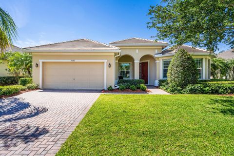 Single Family Residence in Vero Beach FL 4220 Diamond Sq Sq.jpg