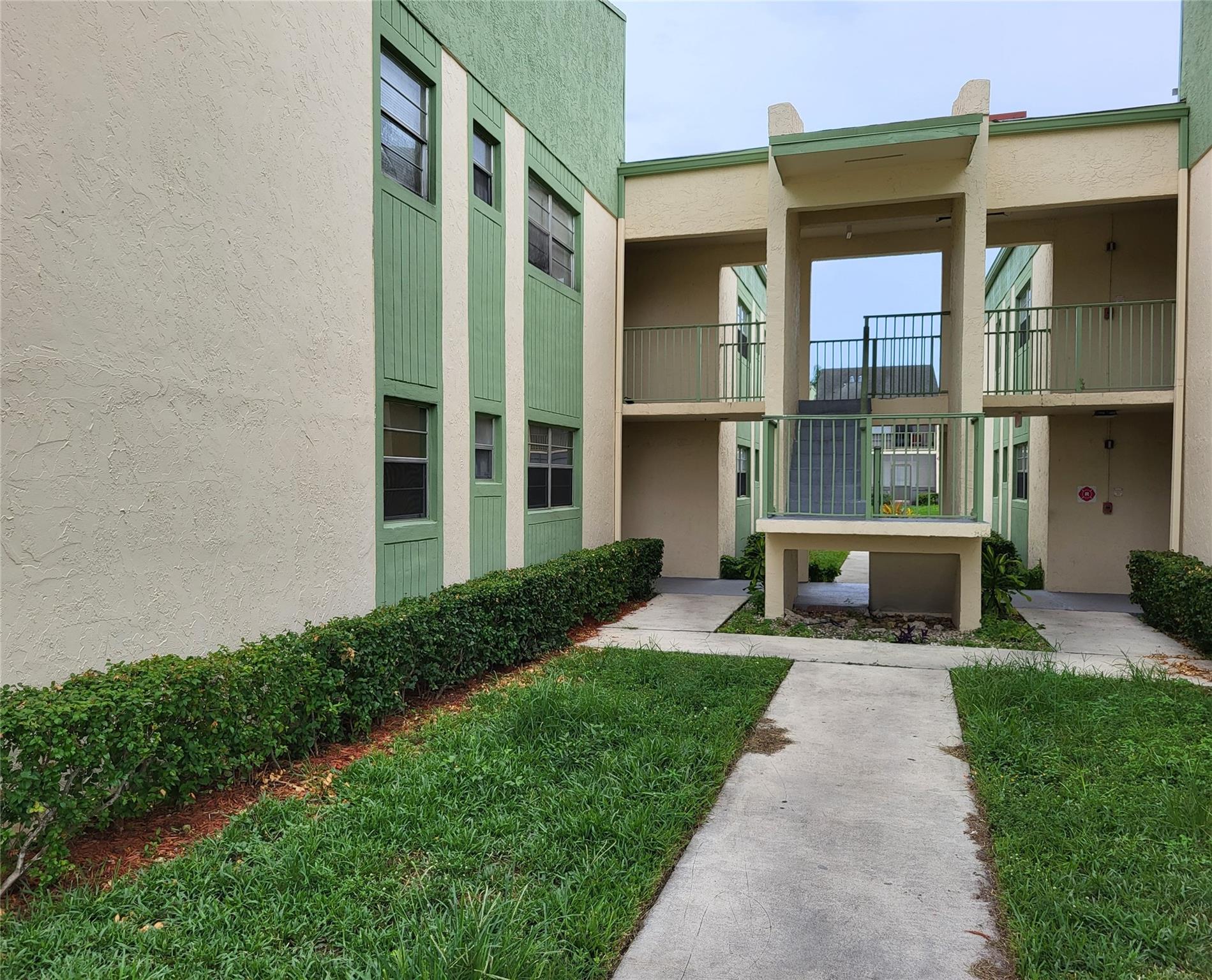 2 Bedrooms 2 Bathrooms condo in Coral Springs. Tile floor in living/dining and kitchen. Laminate floors in bedrooms. Upgraded kitchen and bathrooms. Community has pool, gym and tennis courts. Huge primary bedroom. Close to schools, shopping, mall and hospital.
