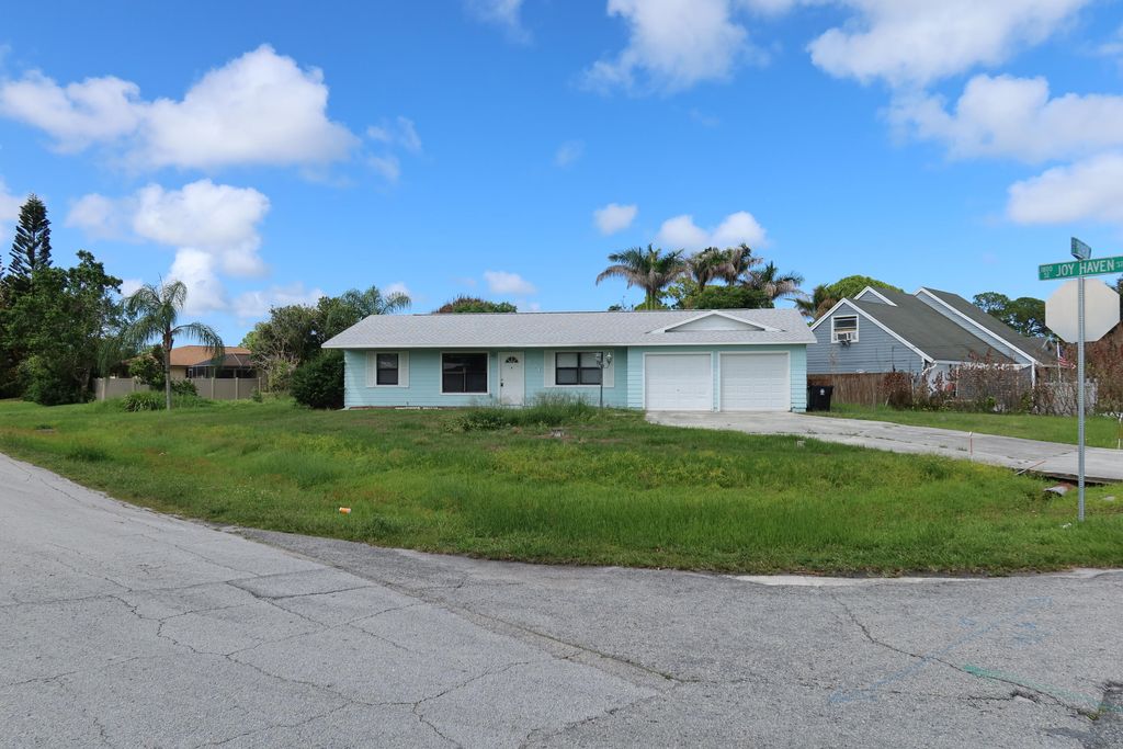 Photo of 601 SE Polynesian Avenue, Port Saint Lucie, FL 34983 (MLS # B26035535)