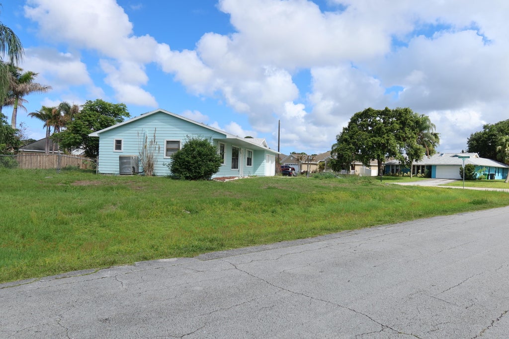 Photo of 601 SE Polynesian Avenue, Port Saint Lucie, FL 34983 (MLS # B26035535)