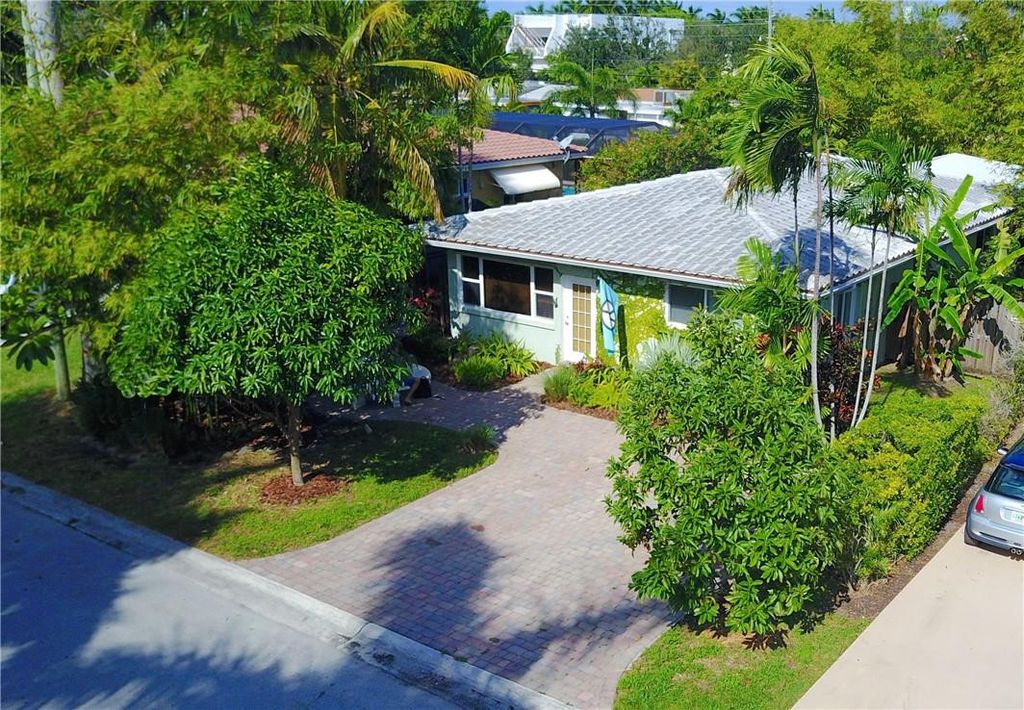 Photo of 1031 Lincoln Street, Hollywood, FL 33019 (MLS # B26017728)