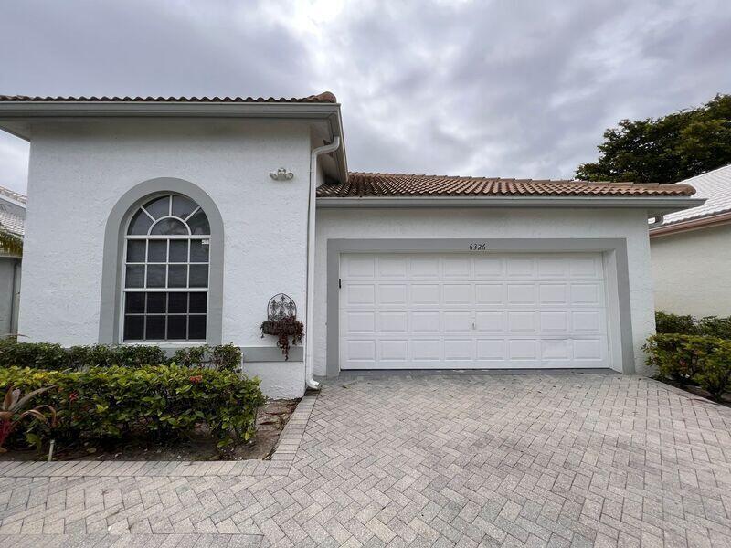 Spacious 3 bed, 2 bath in West Boynton Beach. BRAND NEW AC!!! Open floor plan providing great opportunity to design/decorate your home to your liking. High vaulted ceilings. This home is tiled throughout and has a screened in patio with water view. Updated modern kitchen with stainless steel appliances. Bar area in the living room for added spice. 2 car attached garage! Property is on a col de sac nestled within the Indian Springs Country Club Golf Course.Many great amenities if club is joined! Whether you join the Country Club or not, this is a beautiful home in a scenic setting that won't be available for long!!!