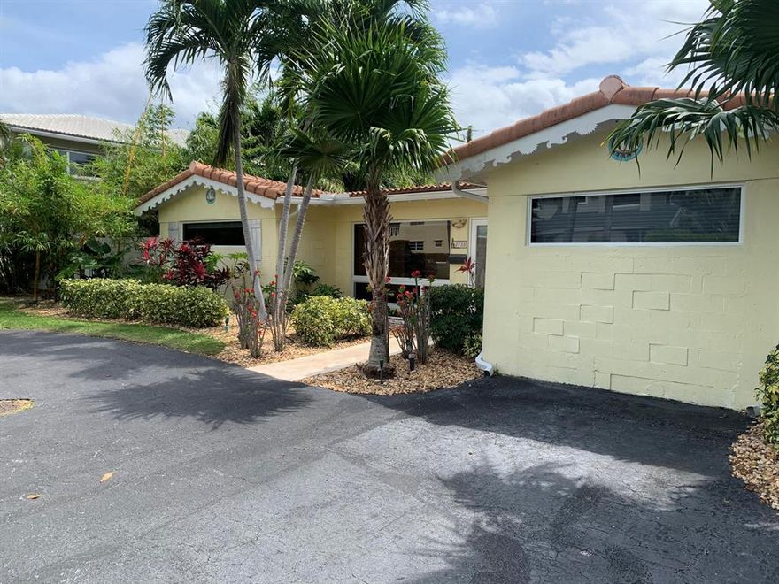 THIS 3BR, 2 BATH DUPLEXED UNIT HAS OVER 1700 SQ FT OF OPEN LIVING SPACE. STARTING WITH A FRONT AND BACKYARD OASIS, LANDSCAPING MAINTAINED BY LANDLORD, WARP AROUND DRIVEWAY, PICTURESQUE BAY WINDOW, OPEN LIVING/DINNING ROOM AREA, UPDATED KITCHEN AND BATHS, CERAMIC TILE THROUGHOUT, WOOD TRIM THROUGHOUT, GRANITE COUNTER TOPS, PLENTY OF KITCHEN CABINET SPACE. STAINLESS STEEL APPLIANCES, KIT ISLAND, MASTER BATH THAT LEADS OUT TO YOUR PRIVATE COURT YARD WITH IN GROUND HOT TUB, THAT LEADS TO YOUR PRIVATE FENCED BACKYARD OASIS, ALL BEDROOMS ARE LARGE WITH LARGE CLOSET'S IN EACH, WASHER AND DRYER IN UNIT, 3/4 OF A MILE TO HILLSBORO INET, BRIGHT AND OPEN SPACE, NO HOA, PETS WELCOME, GREAT LANDLORDS, READY FOR IMMEDIATE OCCUPANCY. NO SEASONAL RENTING, EZ TO SHOW CALL.