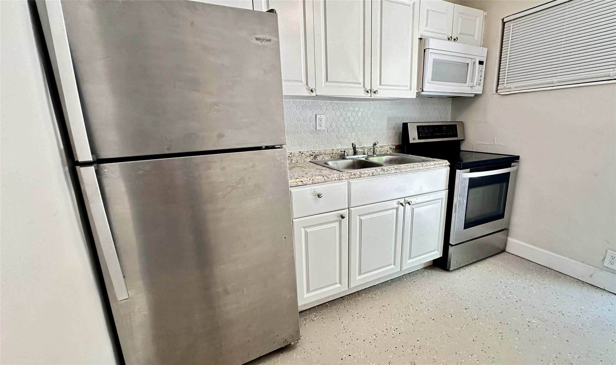 Nicely updated two-bedroom, two-bath duplex, ready for its next residents!
Featuring a spacious living and dining area. Key Highlights:- Newly renovated bathrooms with modern vanities- Contemporary kitchen with new cabinets and countertops- Large fenced-in backyard, perfect for outdoor activities- Each unit includes its own laundry room equipped with a washer and dryer. The owner requires the first month's rent, the last month's rent, and a security deposit to be paid upon moving in. Housing vouchers are welcome!