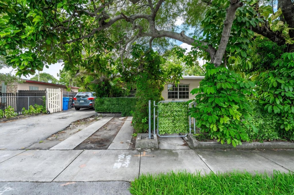 Photo of 3401 SW 48TH Avenue, Hollywood, FL 33023 (MLS # B26058326)