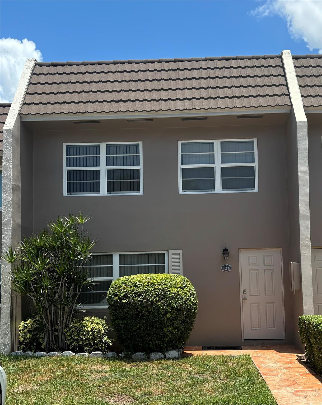 FEATURING 3 BEDROOMS 2.5 BATHROOMS RENOVATED TOWNHOME IS NOW READY AND AVAILABLE FOR RENT! LOCATED IN THE HEART OF CORAL SPRINGS. WALKING DISTANCE TO RESTURANTS, SHOPS, AND LOCAL GROCERY STORES. RENT INCLUDES WATER & LANDSCAPING—650 CREDIT SCORE REQUIRED BY ASSOCIATION.