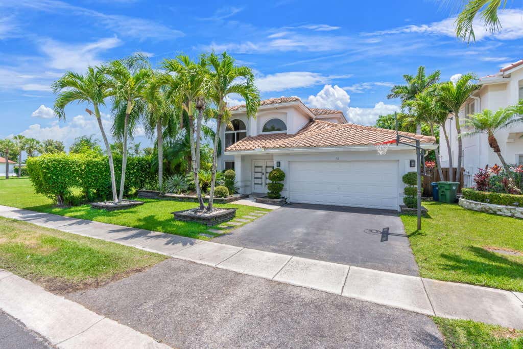 Photo of 52 Gables Boulevard, Weston, FL 33326 (MLS # B26043869)