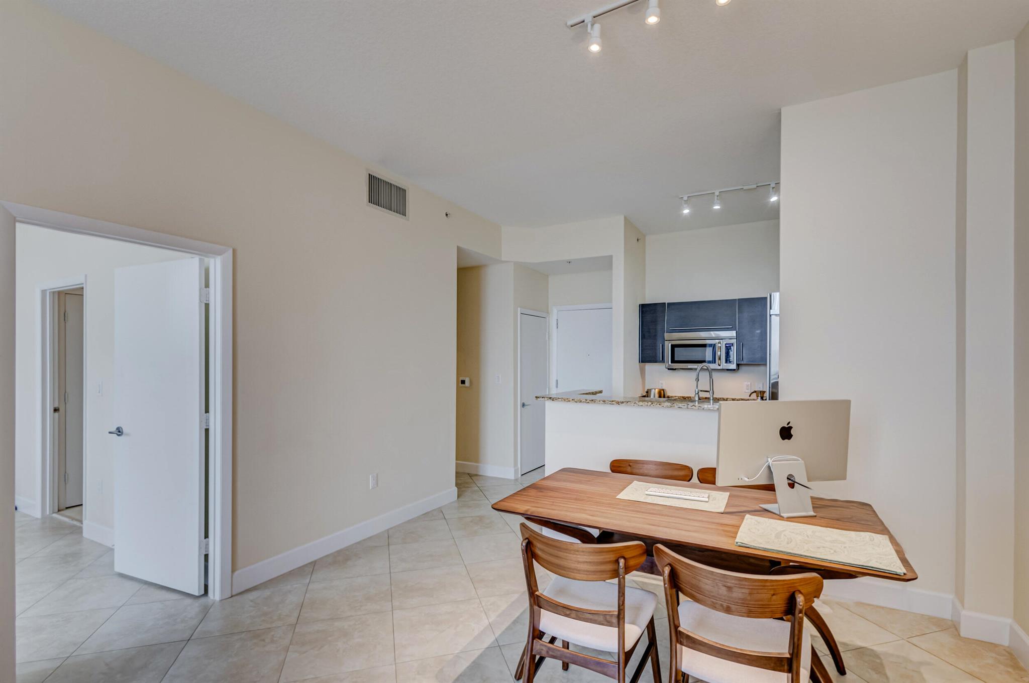 CITYPLACE SOUTH TOWER - Residential