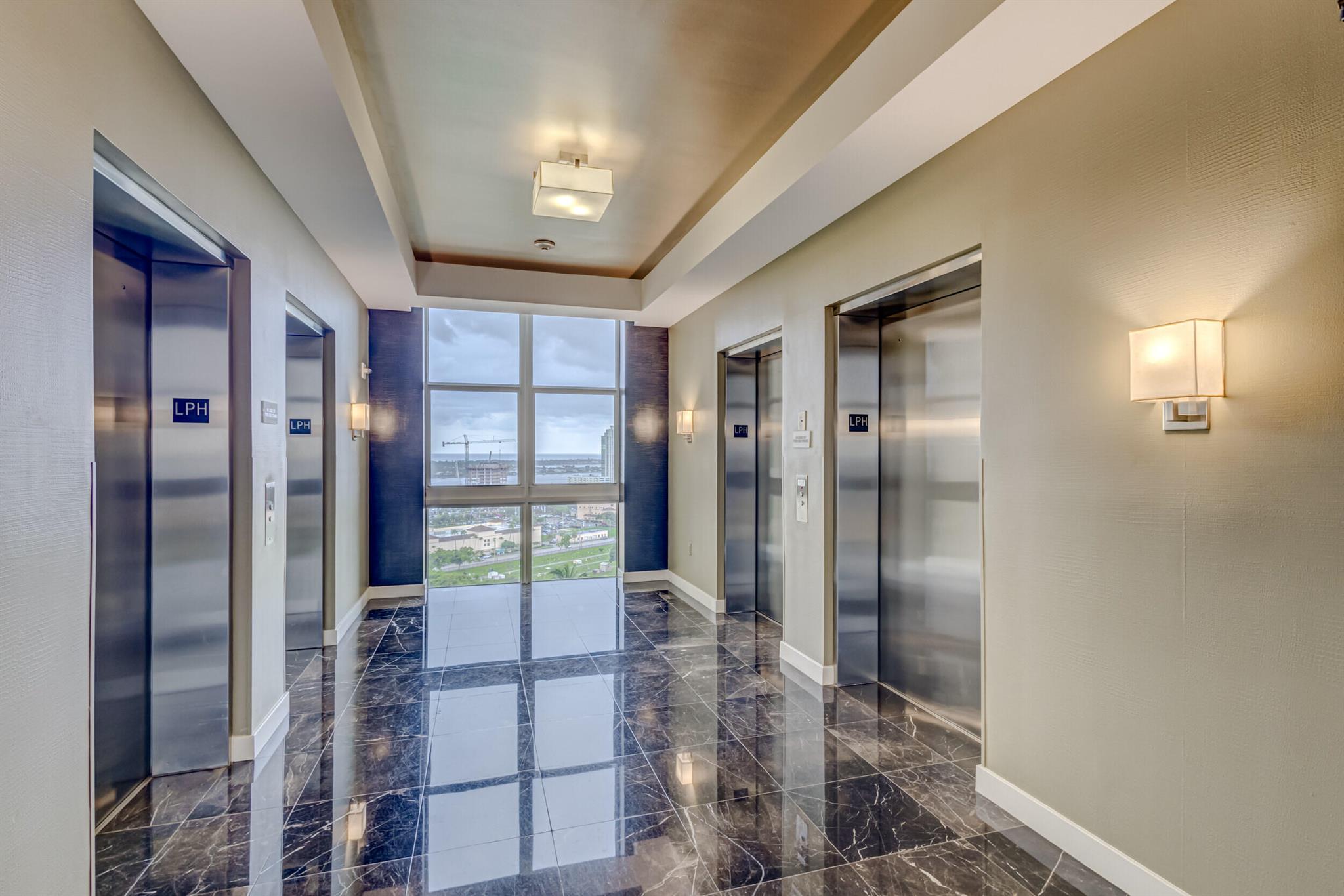 CITYPLACE SOUTH TOWER - Residential