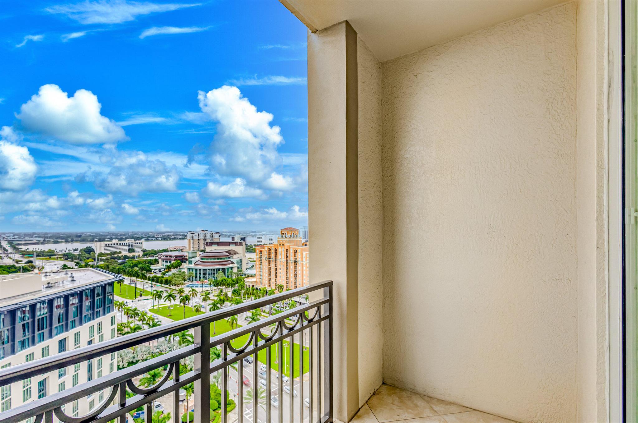 CITYPLACE SOUTH TOWER - Residential