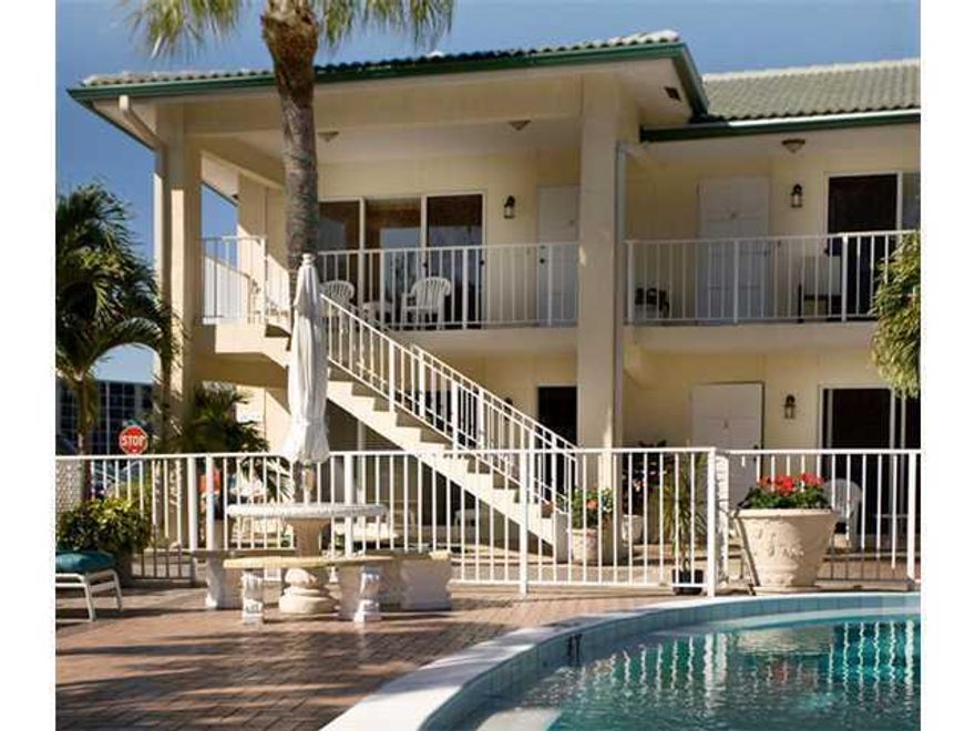Beautiful condo with a  washer and dryer. Perfect location , less than 2 blocks from the ocean. Great pool and barbecue area.