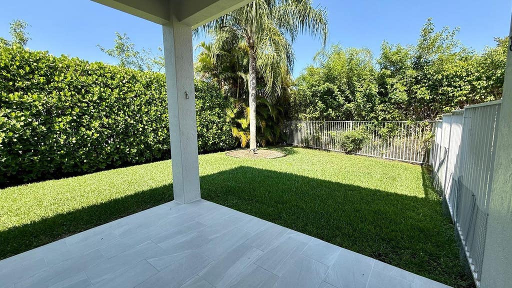 Photo of 522 Live Oak Lane, Weston, FL 33327 (MLS # B26040293)