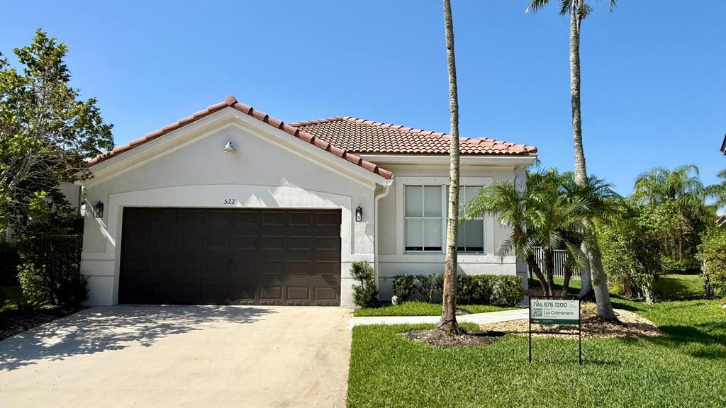 Photo of 522 Live Oak Lane, Weston, FL 33327 (MLS # B26040293)