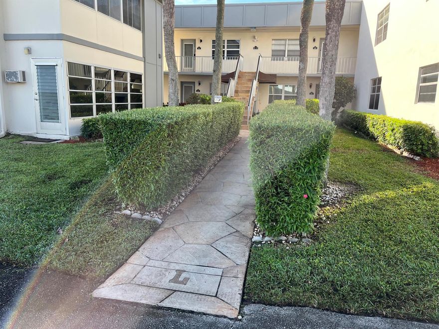 ground floor 2/2 garden view condo in the private cul-de-sac area of Normady 'L' bldg. in Kings Point community. Large tiles throughout the unit. Washe/Dryer in the patio utility closet. Great unit and location for someone to give a Llittle TLC to and make it their own. Priced SO RIGHT in today's market.