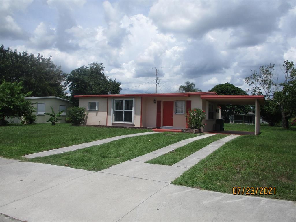 Photo of 435 SE Airoso Boulevard, Fort Pierce, FL 34983 (MLS # R10734011)