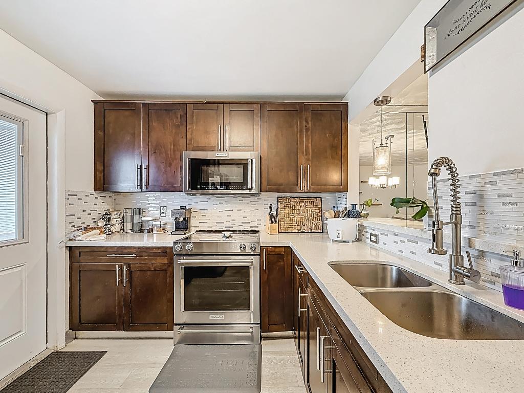 ROLLING GREEN CONDO H - Residential