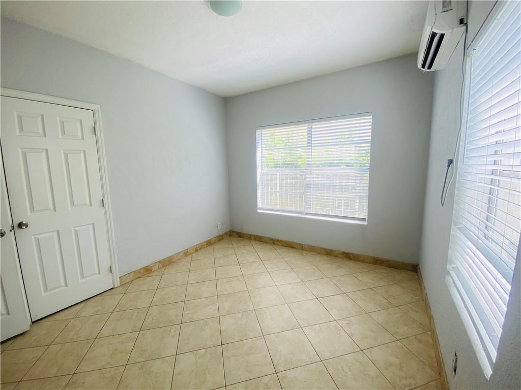 Hollywood 1-21 B - Residential Lease