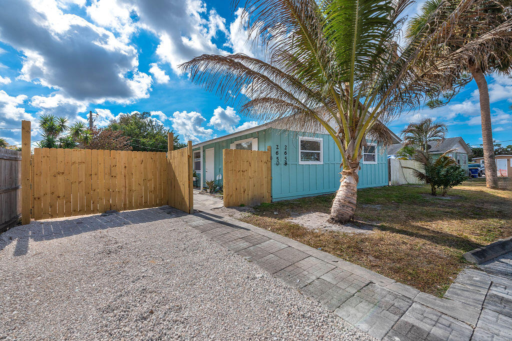 THE EAST ONE-HALF OF LOTS 1, 2, 3, 4 & 5 BLOCK 30 - Residential Lease